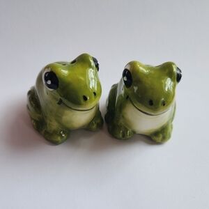 Frog Mini Salt & Pepper Shaker Set NWOT